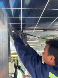 Hình ảnh thi công đấu nối tấm pin tại Hộ gia đình Quận 9, HCM